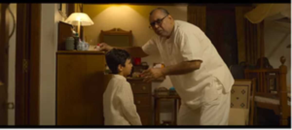 शास्त्री विरुद्ध शास्त्री के ट्रेलर में प्यारे दादा और सख्त पिता के रुप में दिखे अभिनेता परेश रावल